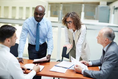 Grup arkadaşları yeni stratejiler tartışılması sırasında olan beyin fırtınası