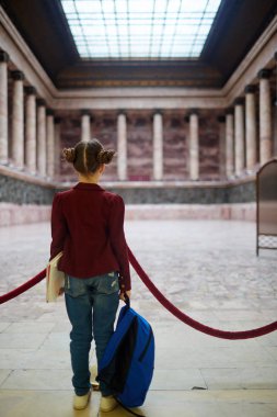 Okul çantası Müzesi'nde antik colonnade bakarak kızla