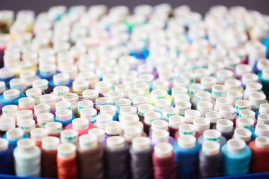 Renkli dikiş biriktiricileri atelier, closeup tablo demet