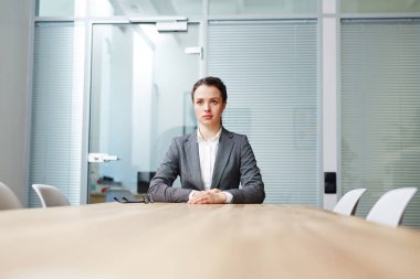 Ciddi başvuru sahibi yönetim kurulunda masa başında oturuyor ve işverenin sorularını bekliyor.