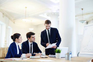 Başlangıç toplantı genç uzman