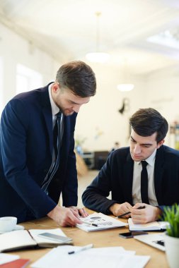 Onun iş arkadaşı yeni finansal verileri açıklayan işadamı