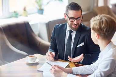 İki iş ortakları toplantısında müzakere