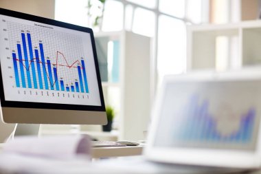 İş grafiği ayakta üstünde okul sırası, iç arka plan üzerinde geniş açık plan Office ile modern bilgisayar monitörü