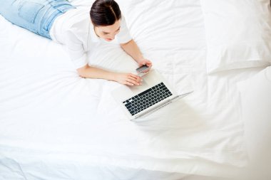 Smartphone ve araştırıcı belgili tanımlık ağ latop ile kız