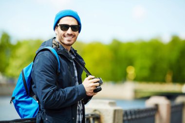 Sırt çantası ve photocamera ile genç backpacker