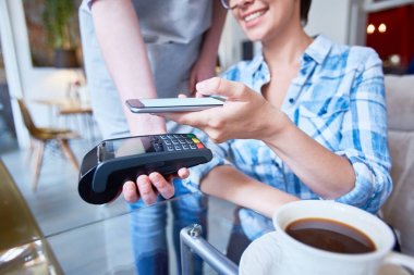 İstemci akıllı telefon app aracılığıyla transfer ödeme yapmadan Cafe