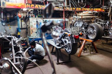 Dövmeli mekanik bir motosiklet satırda sabitleme ile gümrük dükkan Kiralama
