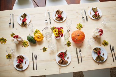 Ahşap masa Şükran Bayramı misafirler için görev yaptı.