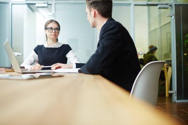 Modern işveren ve konuşmayı ofisinde genç uzman