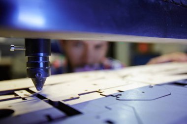Lazer kesme makinesi fabrikası atölye