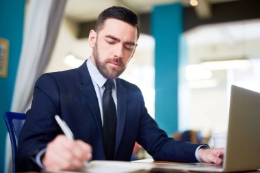 Ciddi tüccar notları not defterinde yapma