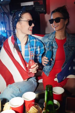 İki Amerikalı tezahürat kızlar eğleniyor içecekler şişe ile