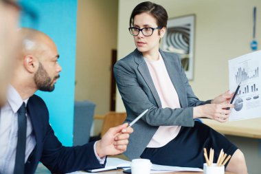 Güzel işkadını açıklayan istatistikleri veri ortaklara toplantı sırasında masaya oturan portresi