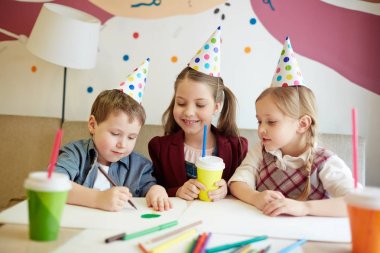 Yaratıcı çocuklar resimleri boya kalemleri ve vurgulayıcıları çizim