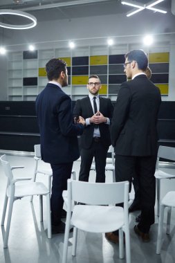 Daire iş stratejileri hakkında konferansından sonra etkileşim birkaç hisse senedi brokerleri