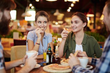 Çift Kişilik pizza restoranında dating sahip: iki güzel genç kadın ve sakallı erkek arkadaşları birlikte toplanan ve animatedly, bel, dikey sohbet