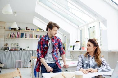 Dost adam ve kız sınıfta konuşmayı