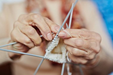 Üst düzey kadın oğluyla birlikte beyaz yün, ateş yakın çekim için sıcak kazak örgü