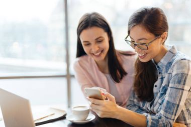 Mutlu kız gadget'lar için smartphone içinde okuma sms bağımlısı.