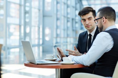 İşadamları ile modern araçlar online veri tartışıyor