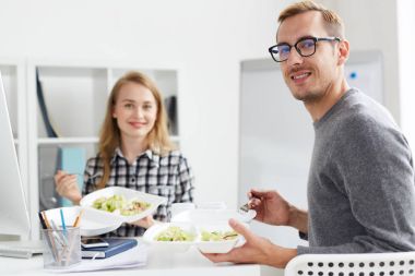 Mutlu genç meslektaşları kopma onların işyeri tarafından Öğle Yemeği