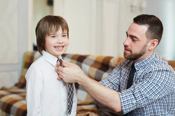 Father Helping Little Son Get Dressed — Stock Photo, Image