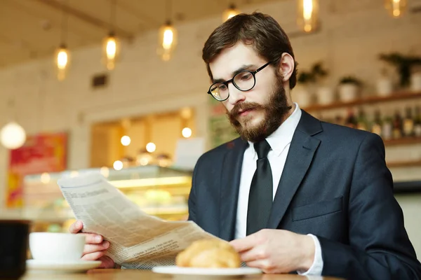 Joven Especialista Busca Nuevas Vacantes Periódico —  Fotos de Stock