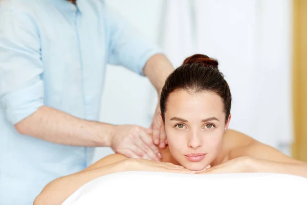 Esthéticienne Professionnelle Faisant Massage Jeune Femme Dans Salon Spa — Photo