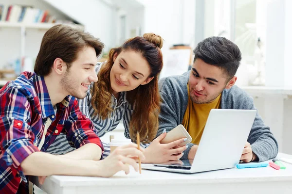 Bedrijfsgroep Met Laptop Raadpleging Nieuwe Online Statistieken — Stockfoto