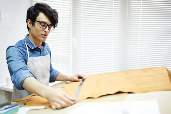 Joven Artesano Tomando Medidas Pieza Tela Por Lugar Trabajo Antes —  Fotos de Stock