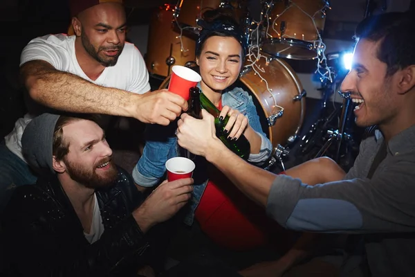 Group Smiling Young Party People Men Woman Drinking Beer Raising — Stock Photo, Image