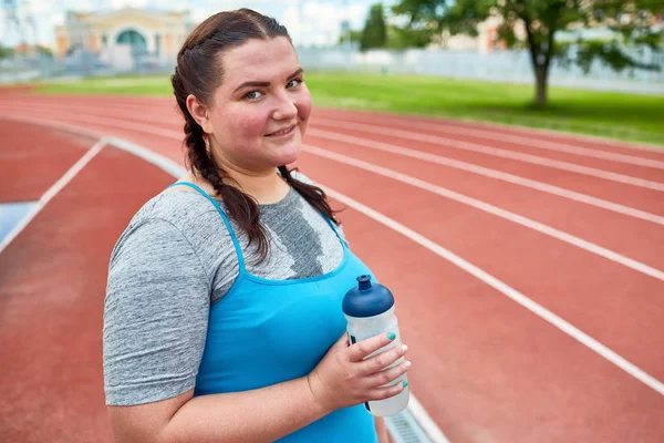 Svettig Och Överviktig Kvinna Sportkläder Holding Plastflaska Med Färskt Kallt — Stockfoto