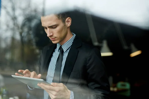 Guapo Joven Gerente Financiero Pie Vestíbulo Oficina Preparación Informes Contables — Foto de Stock