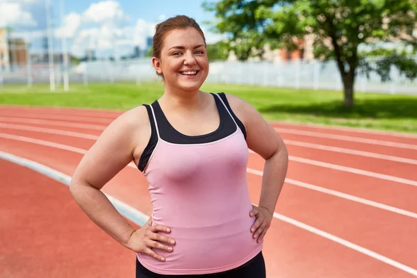 快乐的年轻超重女性在体育场运动服训练 — 图库照片