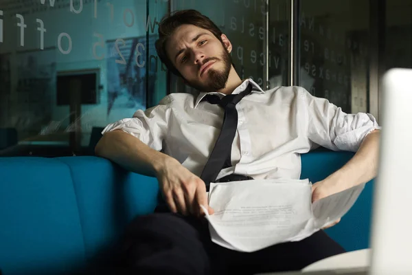 Banqueiro Cansado Com Papéis Olhando Para Câmera Escritório Final Noite — Fotografia de Stock