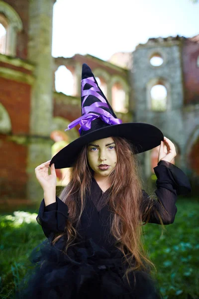 Menina Bonito Com Cabelos Longos Vestindo Vestido Preto Chapéu Bruxa — Fotografia de Stock