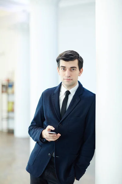 Business Spezialist Mit Gadget Vor Der Kamera — Stockfoto