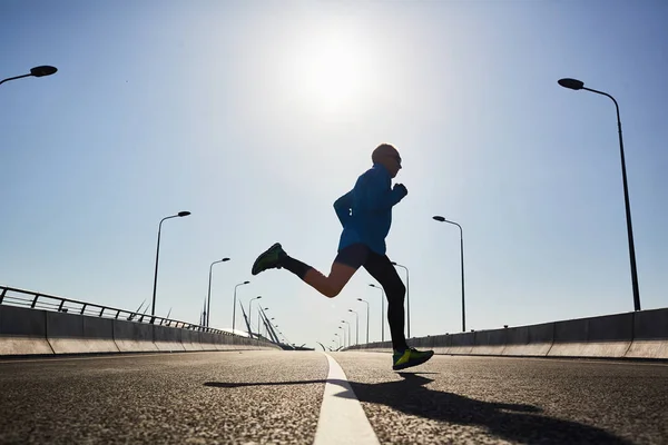 Visão Perfil Homem Sênior Ativo Sportswear Tendo Treino Intensivo Livre — Fotografia de Stock