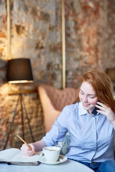 Upptagen Kvinna Organisera Arbete Och Göra Utnämningen Telefonen Genom Kopp — Stockfoto