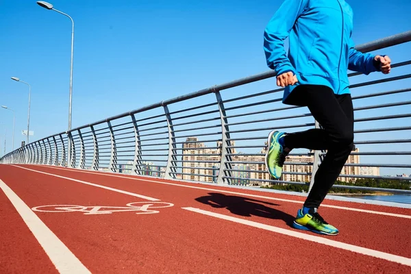 Tanınmayan Sprinter Spor Spor Olayı Pitoresk Cityscape Bulutsuz Mavi Gökyüzü — Stok fotoğraf