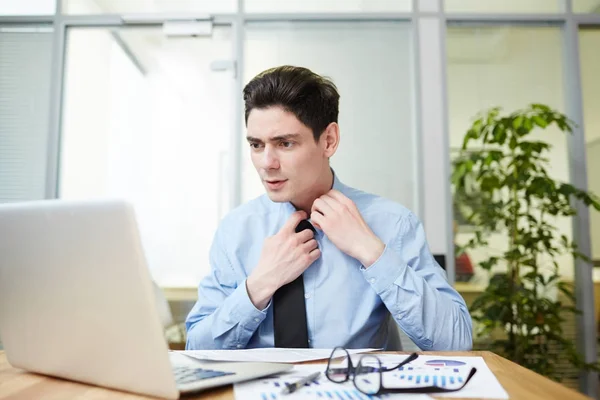 Utmattad Ung Affärsman Lossa Slips Samtidigt Sitter Framför Laptop Och — Stockfoto