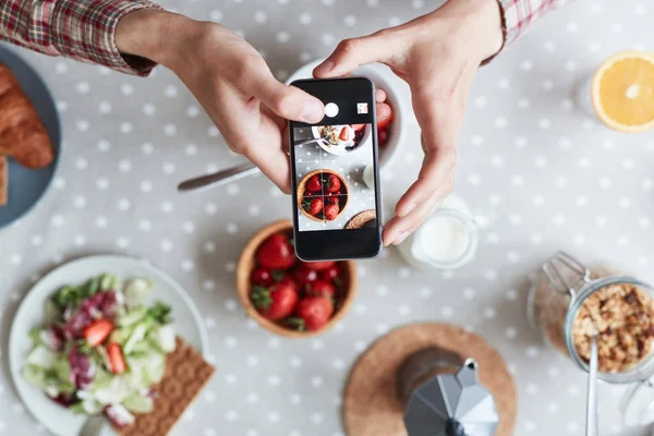 Smartphone Touchscreen Shot Healthy Food — Stock Photo, Image