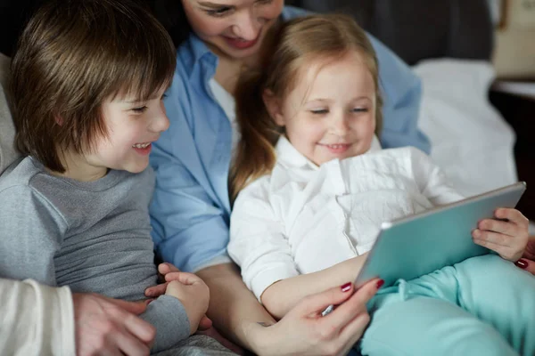 年轻女子和她的孩子在触摸板上观看视频 — 图库照片