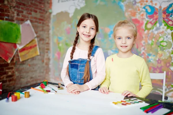 Zwei Kreative Kleine Mädchen Blicken Die Kamera — Stockfoto