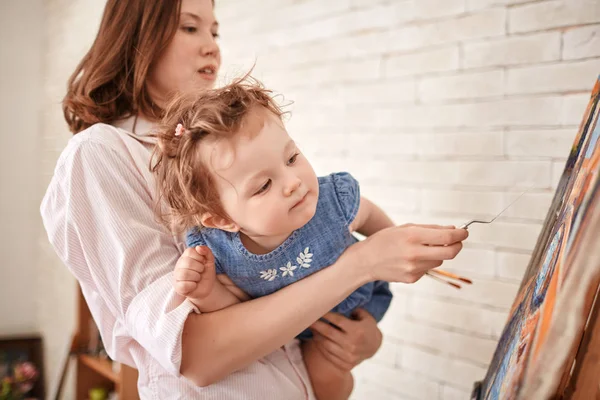 Portrait Young Woman Painting Picture Art Studio Curious Baby Girl — Stock Photo, Image