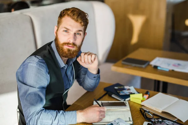 Hombre Negocios Contemporáneo Mirando Cámara Mientras Trabaja Cafetería — Foto de Stock