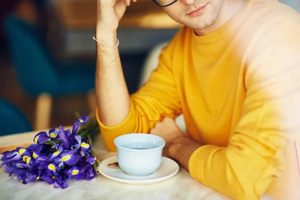 Porträt Eines Unkenntlich Gemachten Jungen Mannes Der Mit Blumenstrauß Und — Stockfoto