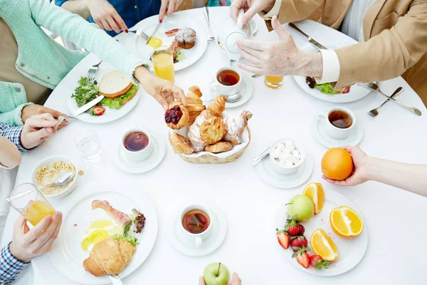 Mesa Servida Com Alimentos Frescos Mãos Humanas Durante Café Manhã — Fotografia de Stock