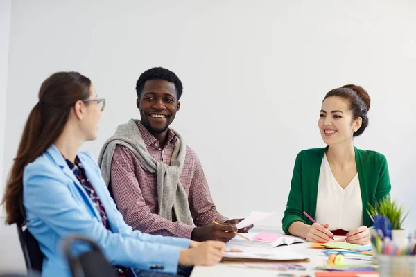 Equipo Negocios Feliz Teniendo Discusión Nuevo Proyecto Ideas Trabajo —  Fotos de Stock